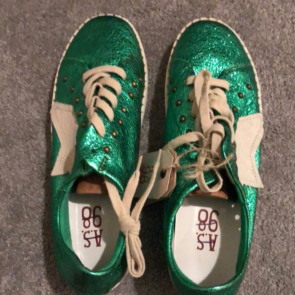 Poppin green (shiny metallic effect) sneakers! Grab them while you can!